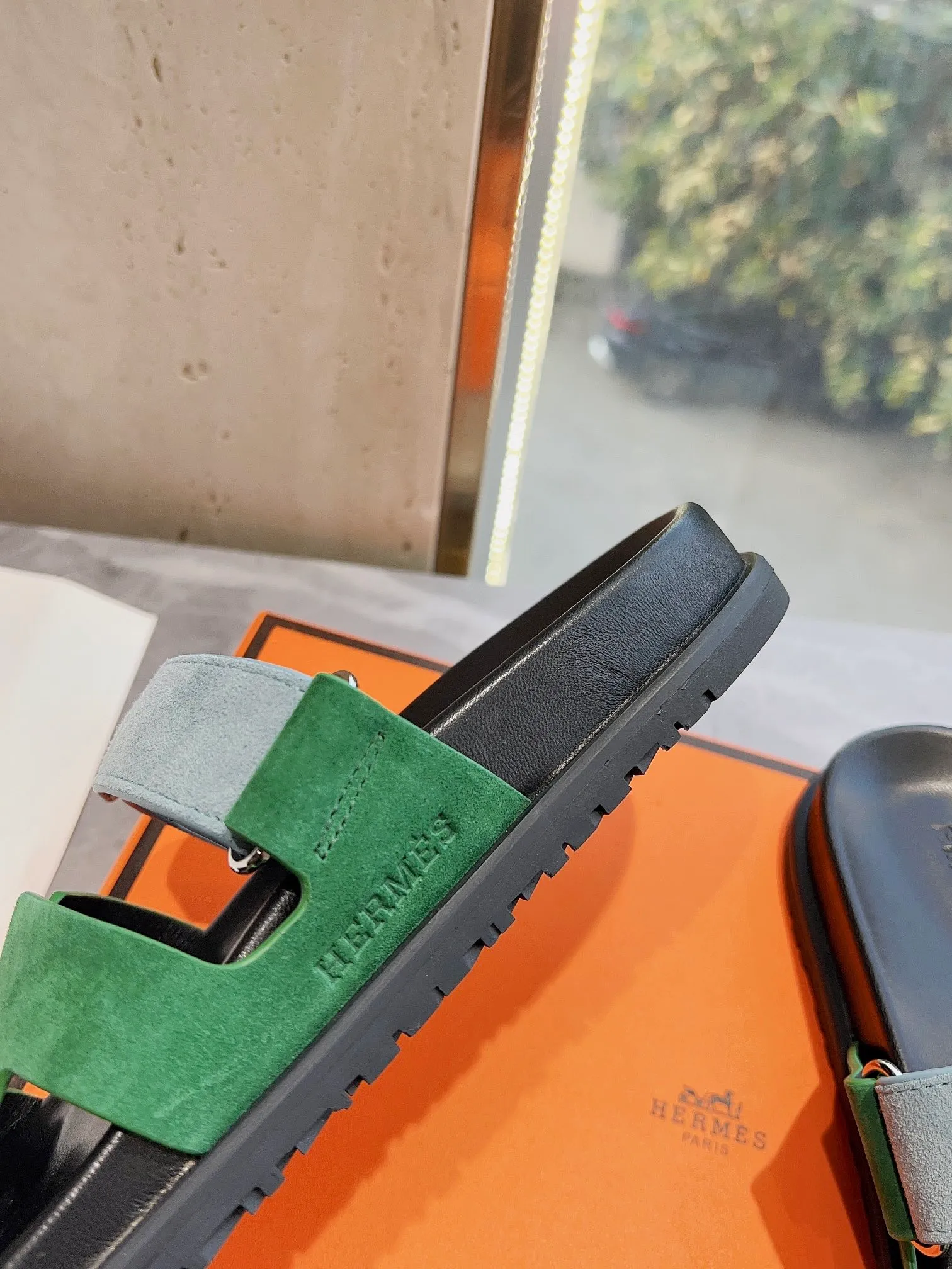 👟👟Ex-factory price 440👟👟 Men's size +10 H family 2024 spring and summer new style HERMES Hermes' recently popular couple's shoes, pig nose angle sandals and slippers, paired with various colorful socks, extremely trendy. Upper lining: imported original material. Outsole: non-slip and wear-resistant outsole. Size: Female 35-42 (40/42 non-returnable and non-exchangeable) Men’s size: 39-45 (45 is non-refundable and non-exchangeable)